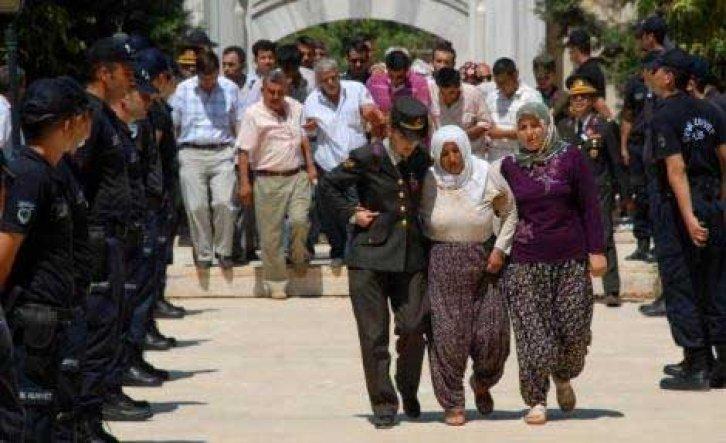 Şehit cenazesinde çelenk gerginliği - Resim 33