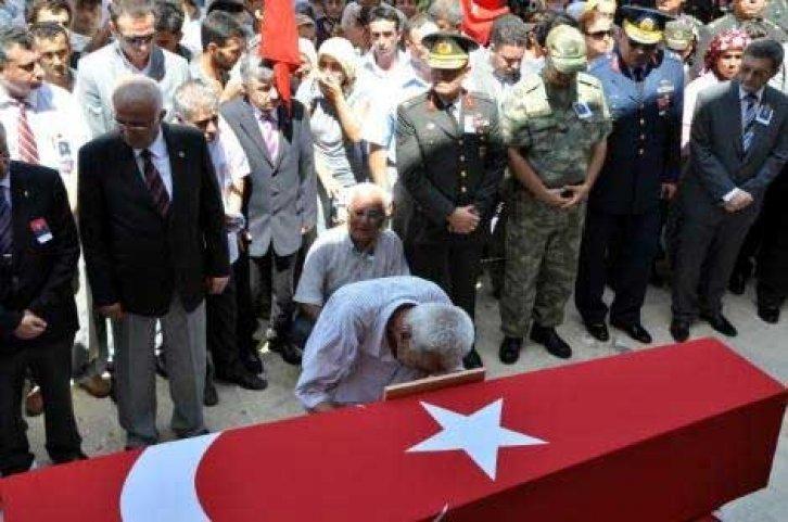 Şehit cenazesinde çelenk gerginliği - Resim 1