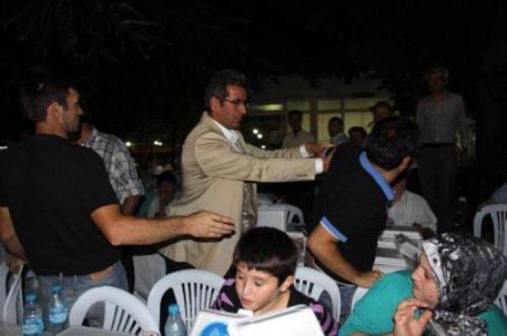 Egemen Bağış'a iftarda protesto - Resim 2