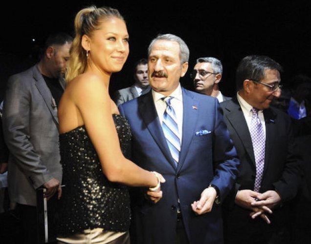 Anna'dan frikik üstüne frikik 