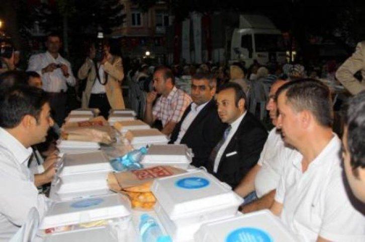 Egemen Bağış'a iftarda protesto - Resim 10