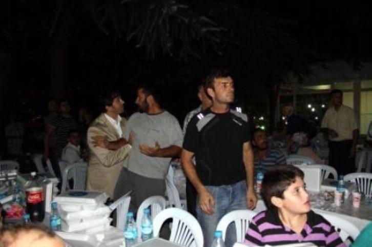 Egemen Bağış'a iftarda protesto - Resim 3
