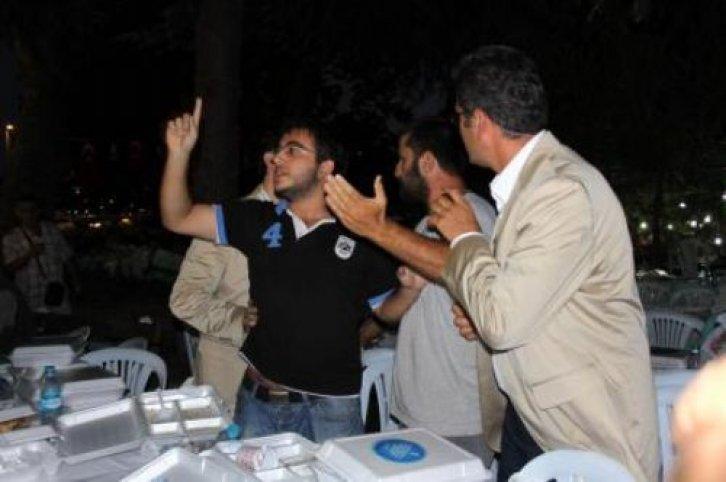 Egemen Bağış'a iftarda protesto - Resim 1