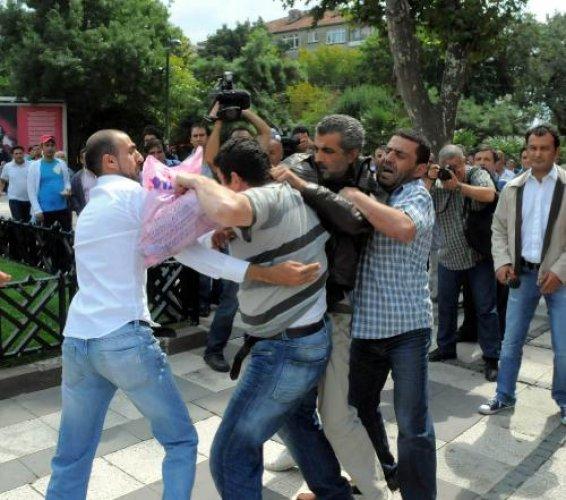 Rahibeli afiş tartışması kavgaya dönüştü - Resim 3