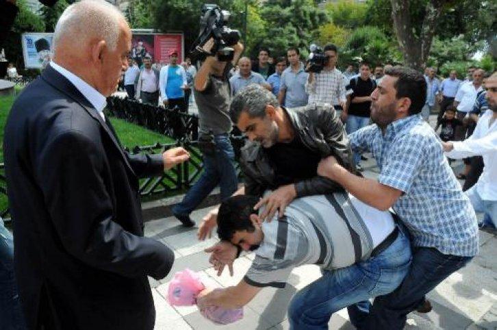 Rahibeli afiş tartışması kavgaya dönüştü - Resim 7