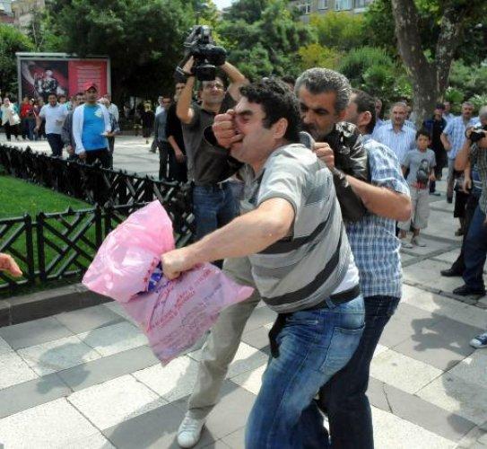 Rahibeli afiş tartışması kavgaya dönüştü - Resim 4