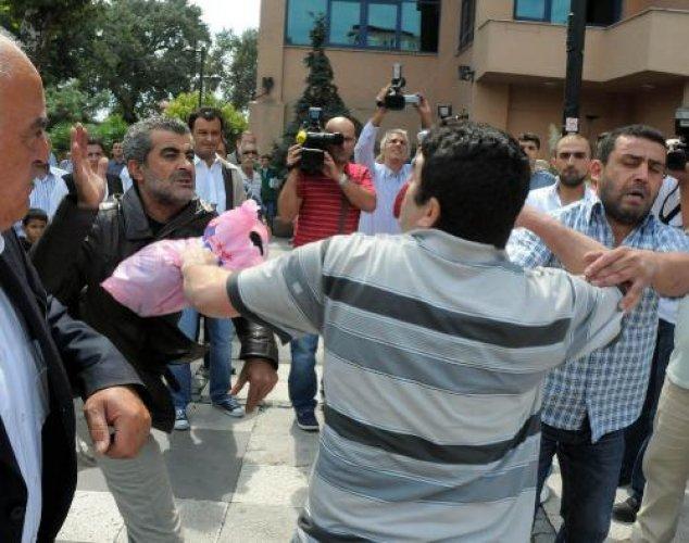 Rahibeli afiş tartışması kavgaya dönüştü - Resim 6