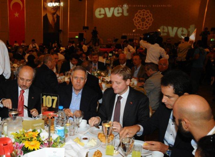 Başbakan'ın iftarına katılan sanatçılar