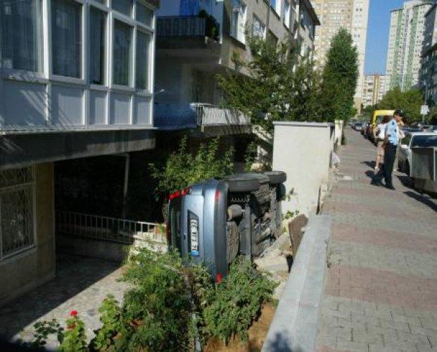 Bayan sürücü hızını alamayınca evin bahçesine uçtu - Resim 2