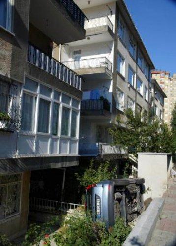 Bayan sürücü hızını alamayınca evin bahçesine uçtu - Resim 5