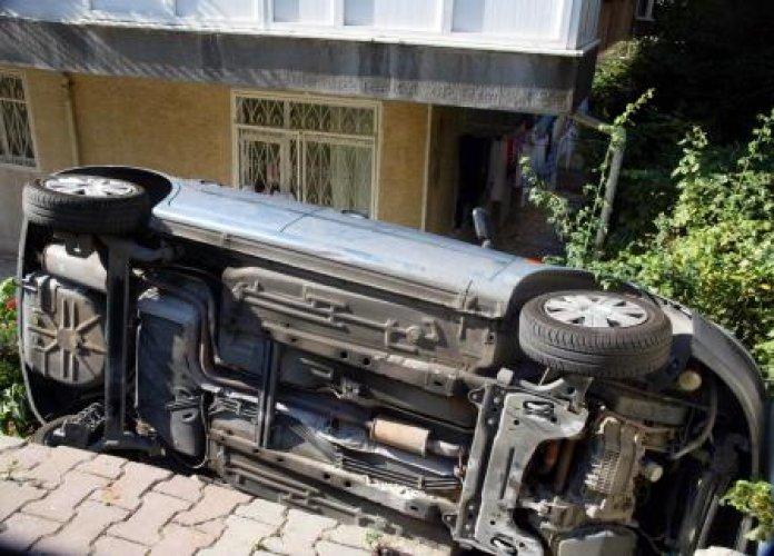 Bayan sürücü hızını alamayınca evin bahçesine uçtu - Resim 4
