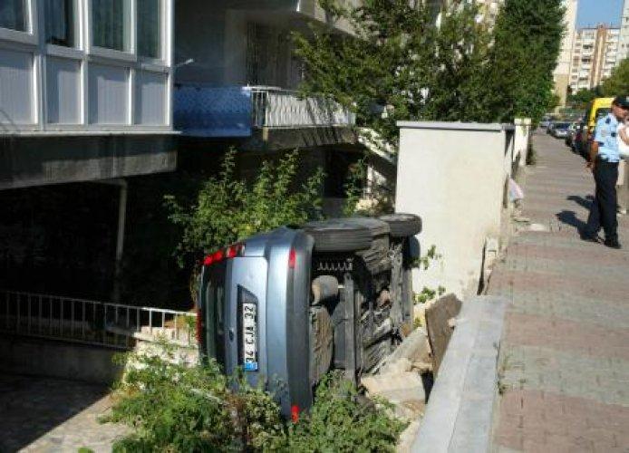 Bayan sürücü hızını alamayınca evin bahçesine uçtu - Resim 1
