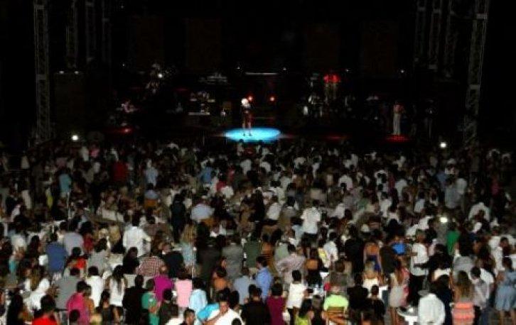 Ajda Pekkan KKTC'de derin yırtmaçla - Resim 2
