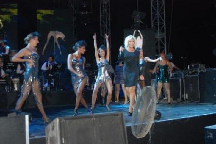 Ajda Pekkan KKTC'de derin yırtmaçla - Resim 13