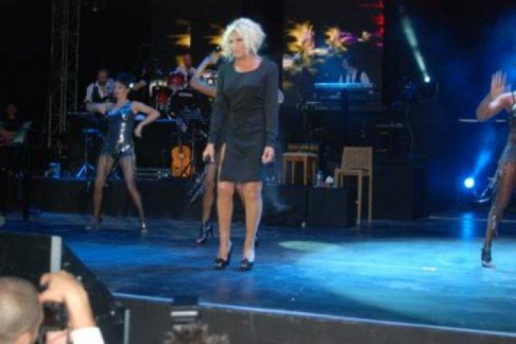 Ajda Pekkan KKTC'de derin yırtmaçla - Resim 15