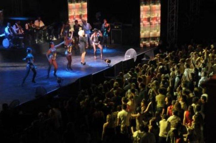 Ajda Pekkan KKTC'de derin yırtmaçla - Resim 5