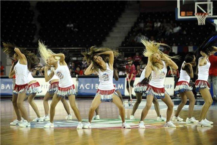 FİBA 2010'un seksi ponpon kızları