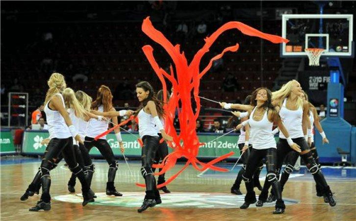 FİBA 2010'un seksi ponpon kızları