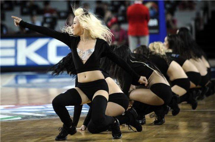 FİBA 2010'un seksi ponpon kızları