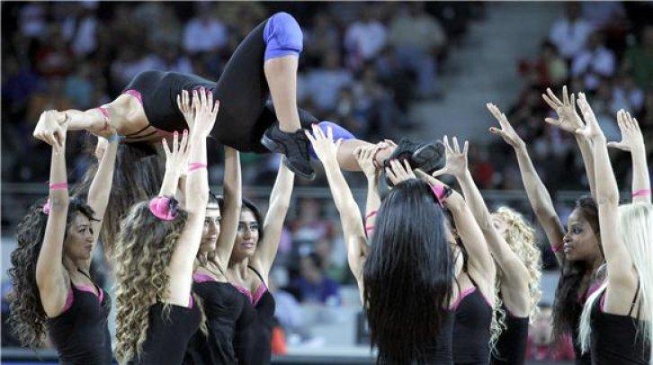 FİBA 2010'un seksi ponpon kızları