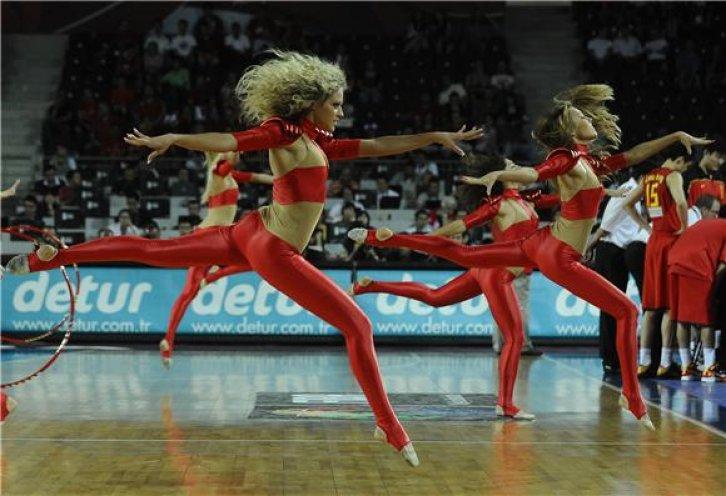 FİBA 2010'un seksi ponpon kızları