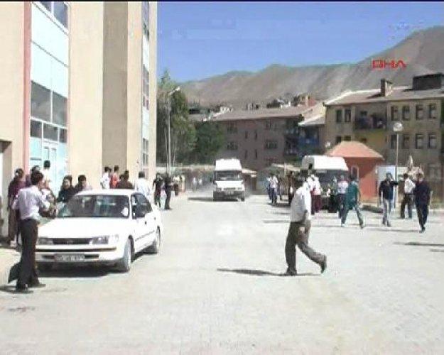 Hakkari'de minibüs mayına çarptı - Resim 2