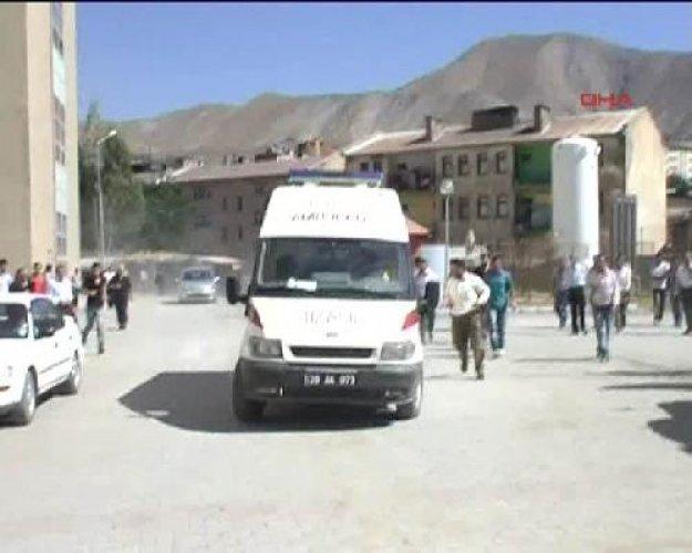 Hakkari'de minibüs mayına çarptı - Resim 3