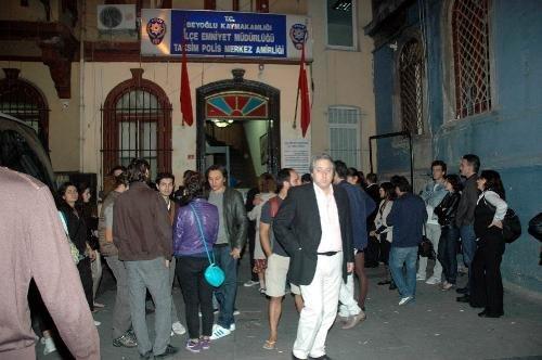 Beyoğlu'nda sanat galerisine saldırı  - Resim 2