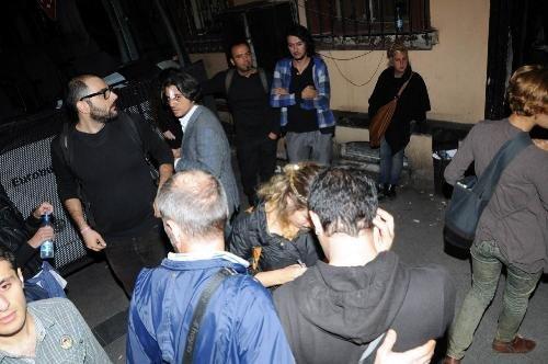 Beyoğlu'nda sanat galerisine saldırı  - Resim 15