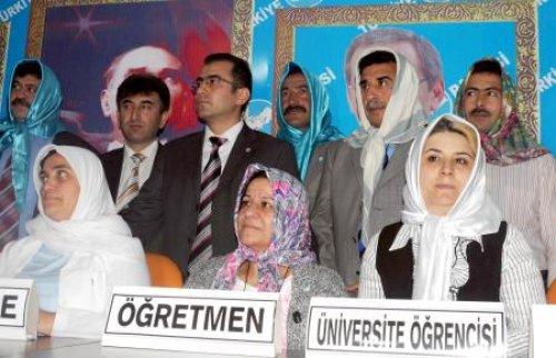 Partili erkekler de kadınlarla birlikte başlarını örttü - Resim 1