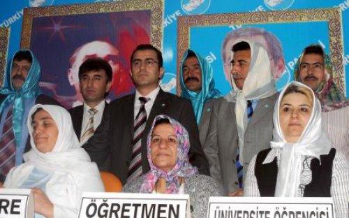 Partili erkekler de kadınlarla birlikte başlarını örttü - Resim 2