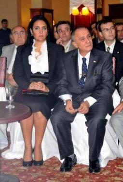 Gazeteciler eşinin bacaklarını çekince.. - Resim 3