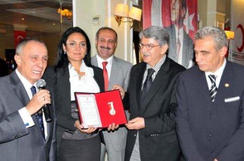 Gazeteciler eşinin bacaklarını çekince.. - Resim 6