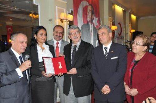 Gazeteciler eşinin bacaklarını çekince.. - Resim 5