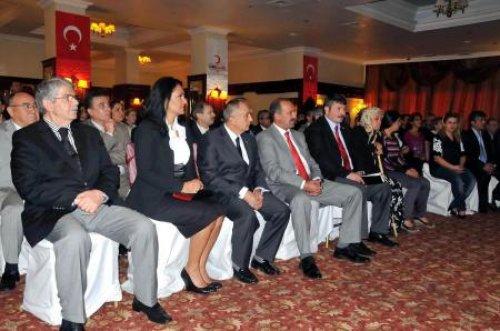 Gazeteciler eşinin bacaklarını çekince.. - Resim 2