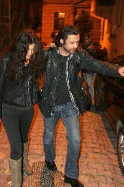 Nejat İşler ve Berrak Tüzünataç Taksim'de yakalandı 