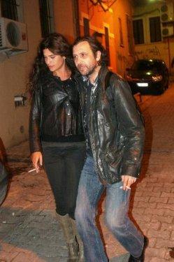 Nejat İşler ve Berrak Tüzünataç Taksim'de yakalandı 