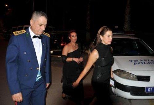 Adana'da askerler resepsiyonu terk etti - Resim 1