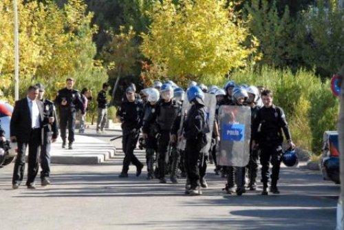 Protestocu öğrencilere polisten müdahale - Resim 13