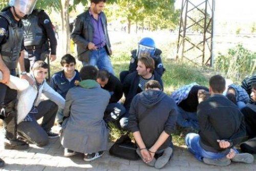 Protestocu öğrencilere polisten müdahale - Resim 14