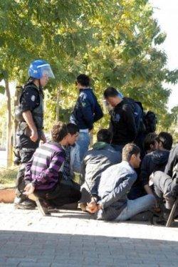Protestocu öğrencilere polisten müdahale - Resim 11