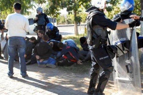 Protestocu öğrencilere polisten müdahale - Resim 1