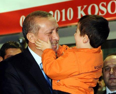 Erdoğan'dan küçük çocuğa sevgi gösterisi  - Resim 1