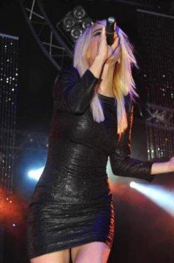 Hande Yener İzmir'de coşturdu