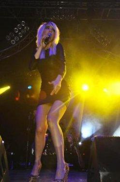 Hande Yener İzmir'de coşturdu