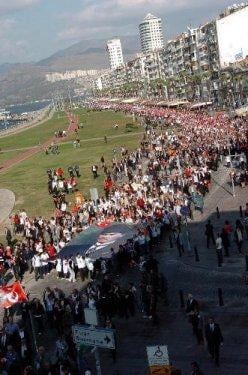 İzmir'deki Atatürk yürüyüşü - Resim 3