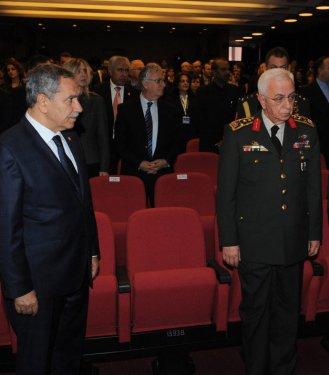 Arınç ve Koşaner tokalaşmadı - Resim 1