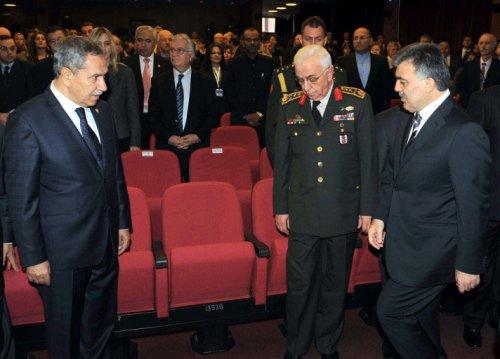 Arınç ve Koşaner tokalaşmadı - Resim 6