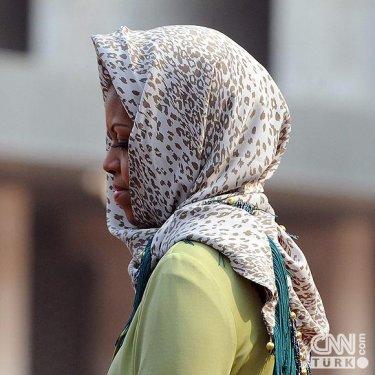 Michelle Obama başını örttü