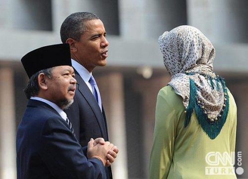 Michelle Obama başını örttü